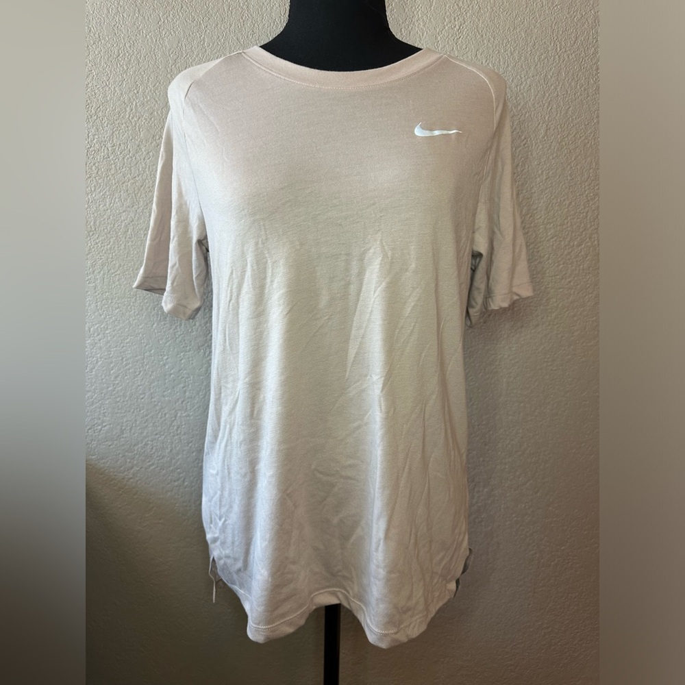 NIKE SHIRT SIZE MEDIUM